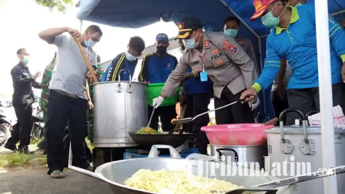 Bantu Warga Terdampak Pandemi Covid-19, Polres Tulungagung Dirikan Dapur Umum, Masak 200 Nasi Kotak
