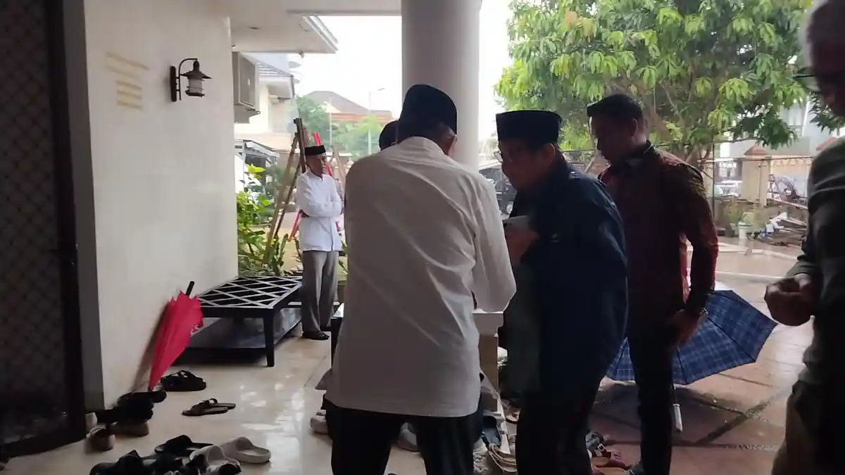 Aksa Mahmud Tiba di Rumah Duka Komjen Jusuf Manggabarani