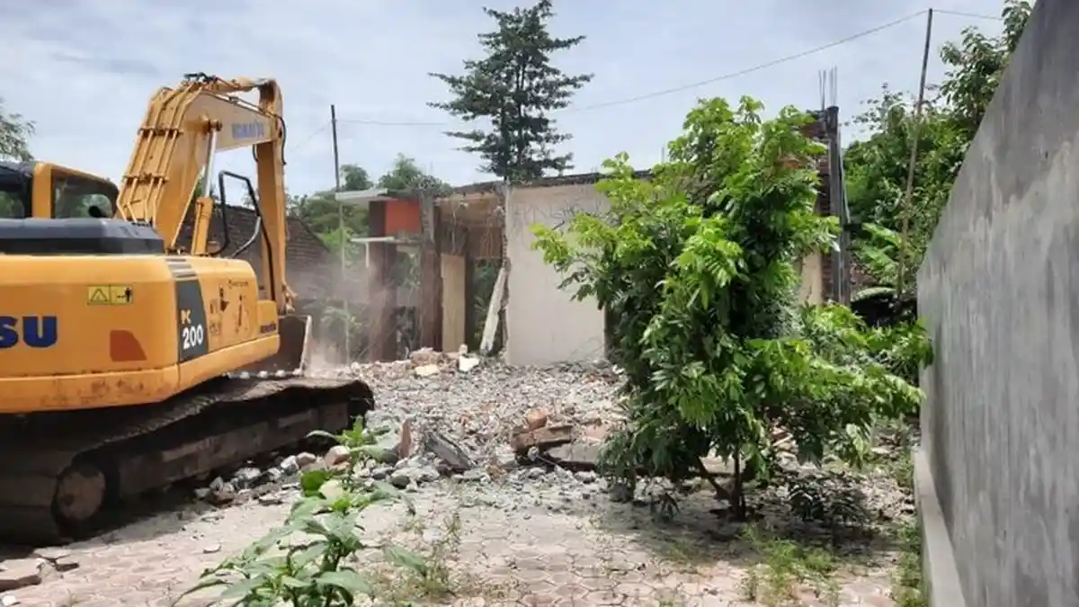 Diduga Istri Selingkuh saat Ditinggal Kerja di Korea, Suami Robohkan Rumah dengan Ekskavator