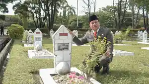 Suhardiman-Amby-ziarah-ke-makam-kakek-di-TMP-Kusuma-Dharma-Pekanbaru.jpg