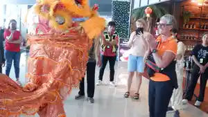 Atraksi-barongsai-dan-wushu-hadir-di-Bandara-Internasional-Sam-Ratulangi-Manado-kiio89.jpg