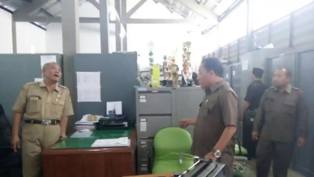 Dinas Perumahan Rakyat Kendal Berkantor di Garasi Mobil Sampah