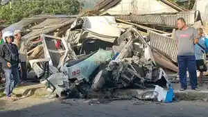 Kondisi-di-lokasi-TKP-setelah-kejadian-tabrakan-maut-mobil-ambulans-Vs-Trukk.jpg