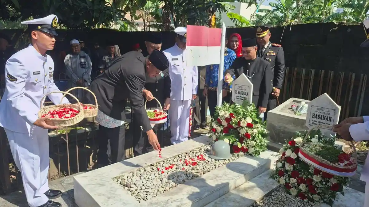 HUT ke-29 Bekasi, Tri Adhianto Tabur Bunga di Makam Mayor Hasibuan