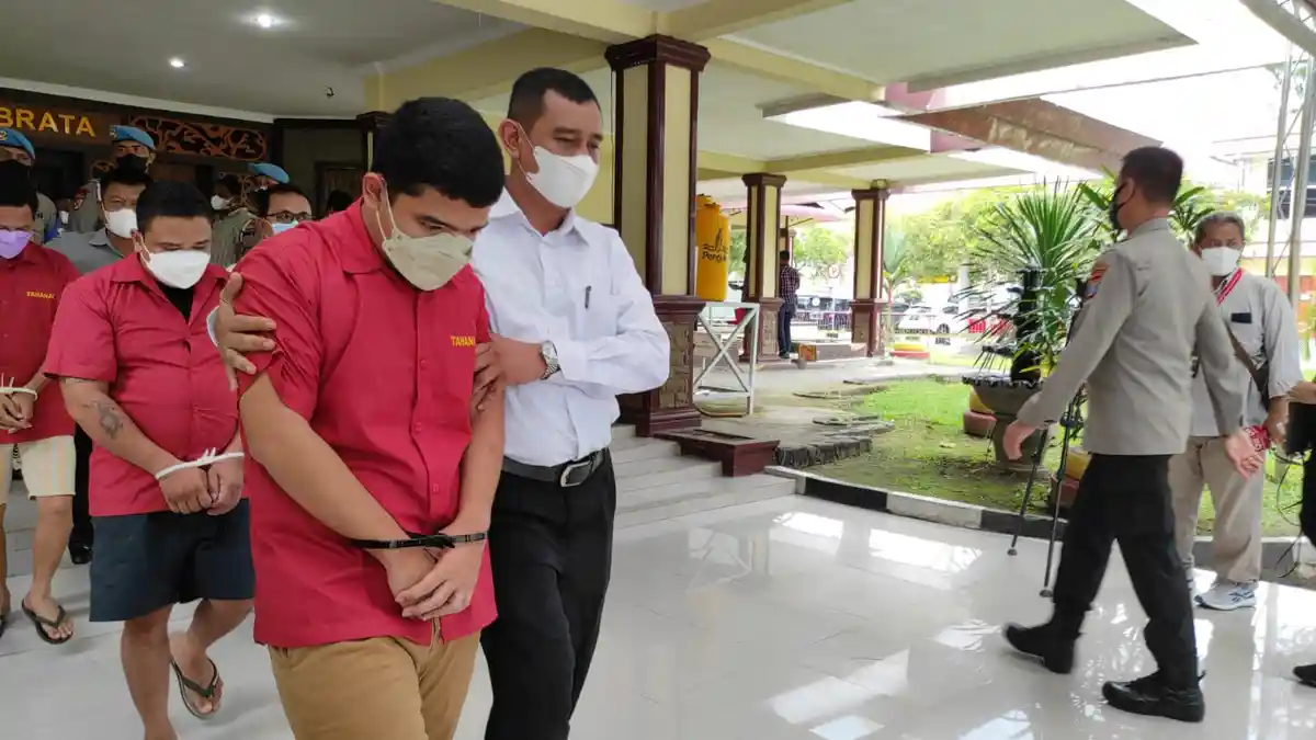 Tangan Terikat, Begini Wajah Dewa Peranginangin, Anak Bupati Langkat Nonaktif Dipenjarakan Polisi