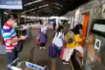 Penumpang Kereta Api di Stasiun Bandung Jelang Nataru