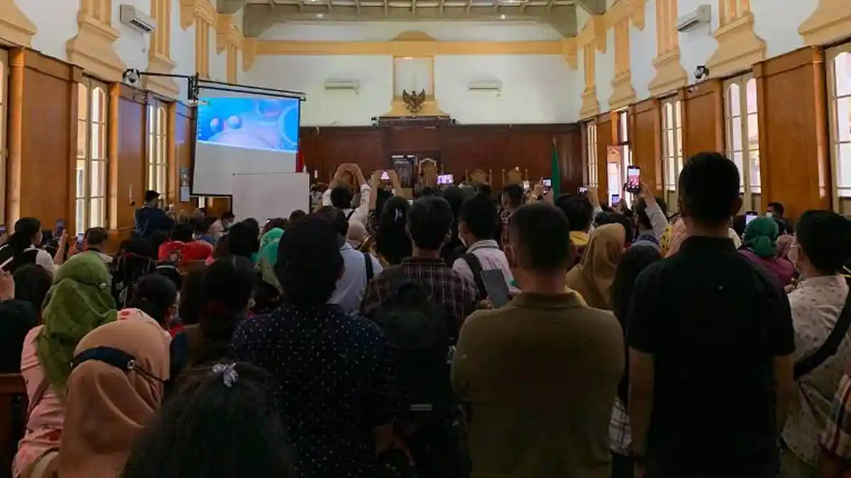 Tak Ada Jaga Jarak, Nasabah Yayasan Sari Asih Nusantara Berkerumun Berdesakan di PN Medan