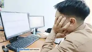 KERJA-Potret-seorang-karyawan-sedang-mengerjakan-penugasan-dari-atasannya.jpg