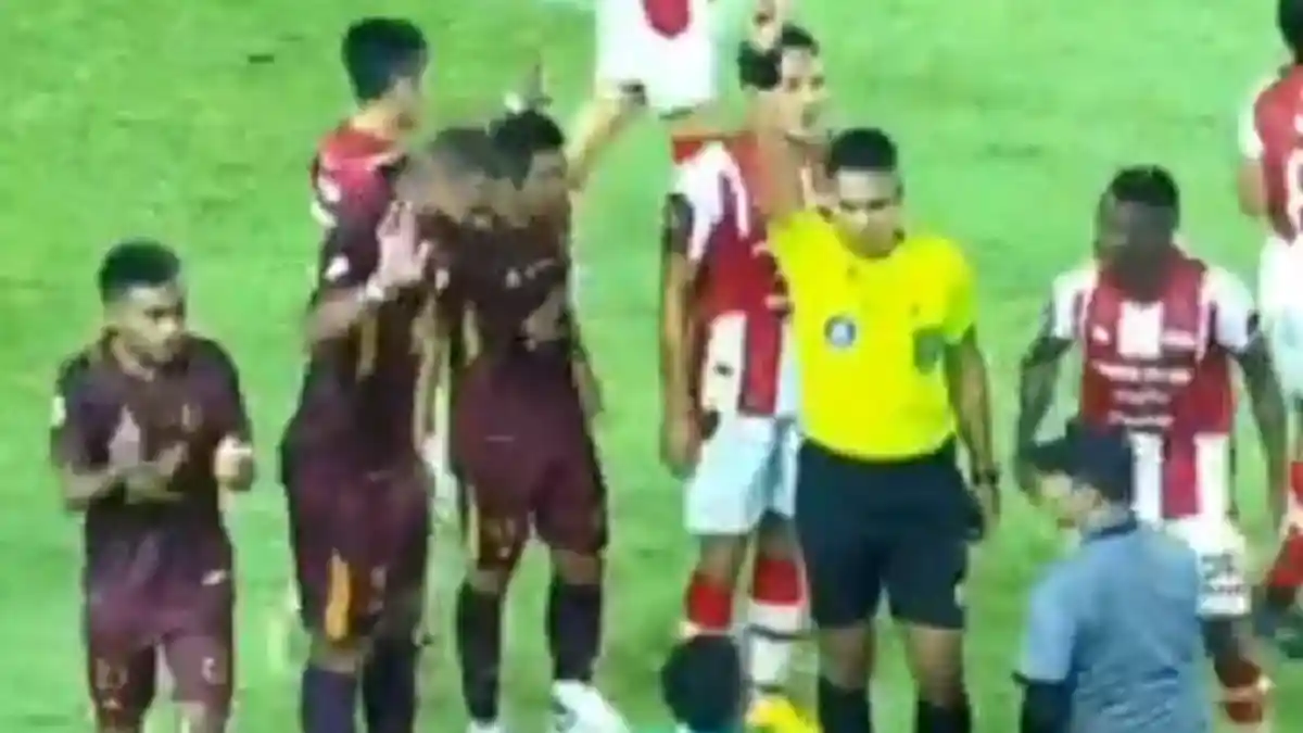 Live Skor PSM Makassar vs Persis Solo: Kiper Persis Dapat Kartu Merah Usai Langgar Adilson Silva