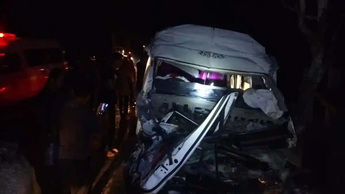 BREAKING NEWS - Tabrakan Maut di Peudada, Dua Meninggal, Delapan Masuk Rumah Sakit