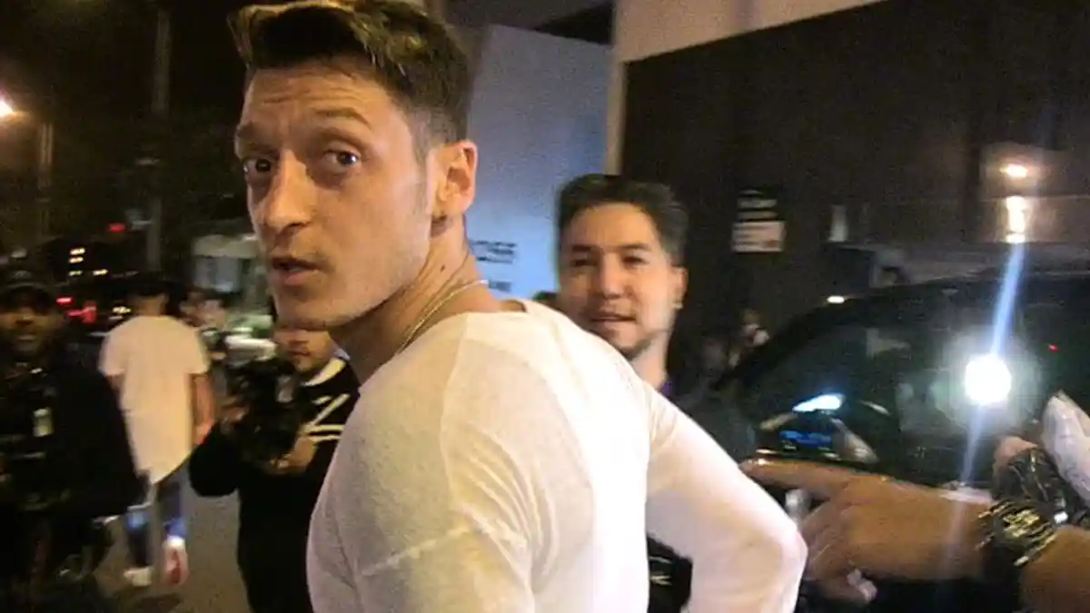 Mesut Oezil Dikerubuti Paparazi Begitu Keluar dari Klub Malam
