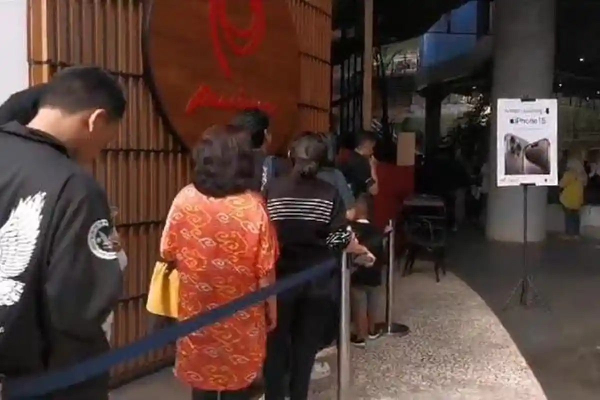 Warga Berburu iPhone 15, Mengantri dari Jam 8 Malam di Nipah Park Makassar