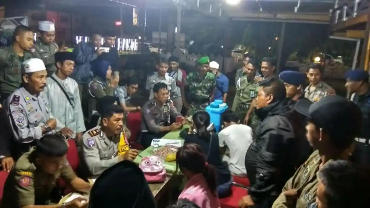 Satpol PP Bone Amankan 4 Pasangan Muda-mudi Berdua-duaan di Penginapan