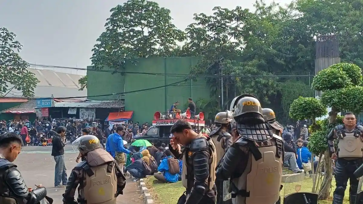 Kondisi Demo Hari Ini di DPR RI, Massa Terpecah Sebagian Dipukul Mundur, Sisanya Bertahan
