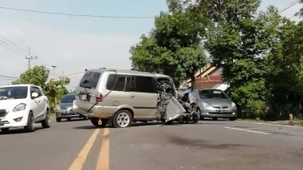 Oleng Akibat Pecah Ban, Mobil Panther Hantam Truk Elpiji di Madiun; Ajaib, Sopir Selamat