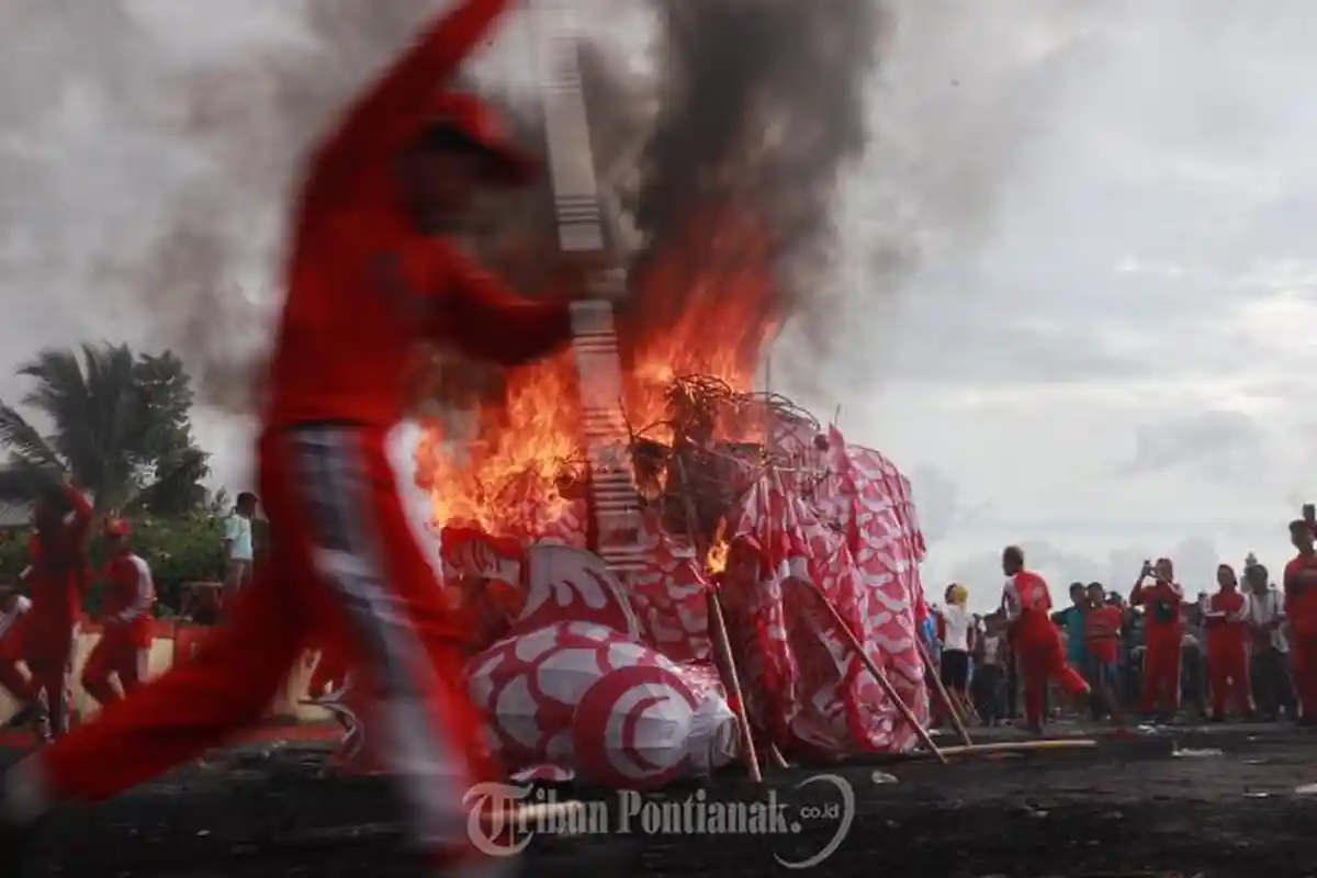 FOTO: Cap Go Meh 2571 Berakhir, Inilah Ritual Pembakaran Naga di Pemakaman Yayasan Bhakti Suci - api-bakar-naga.jpg