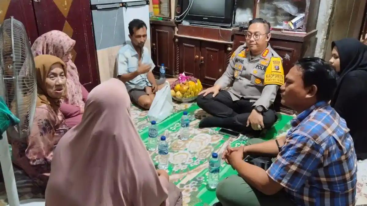 Kapolresta Deliserdang Berikan Tali Asih kepada Korban Pengeroyokan Geng Motor