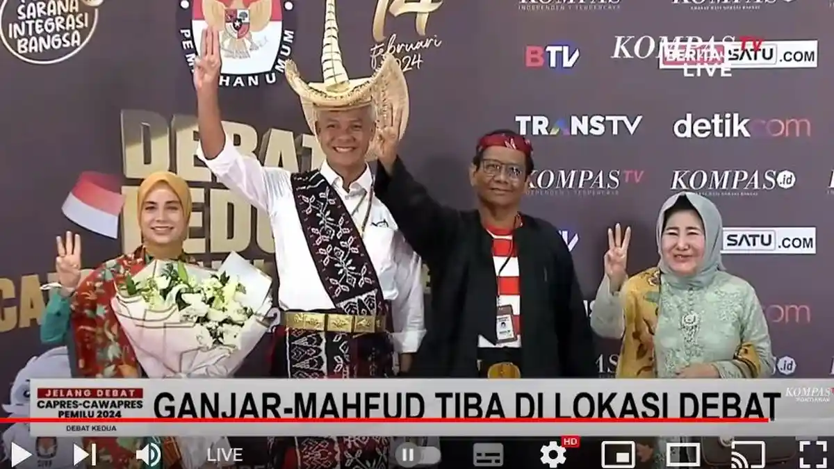 Kenakan Pakaian Adat Rote-Madura, Ganjar-Mahfud Sedot Perhatian: Kami Siap Diperintah Rakyat