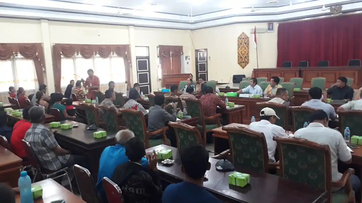 Warga Nilas Adukan Nasib Mereka ke DPRD Landak