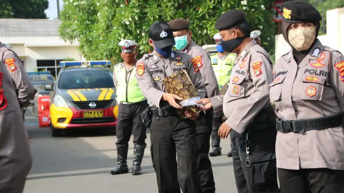 Cegah Penyebaran Virus Corona di Kota Metro, Kapolresta Bagikan 563 Masker
