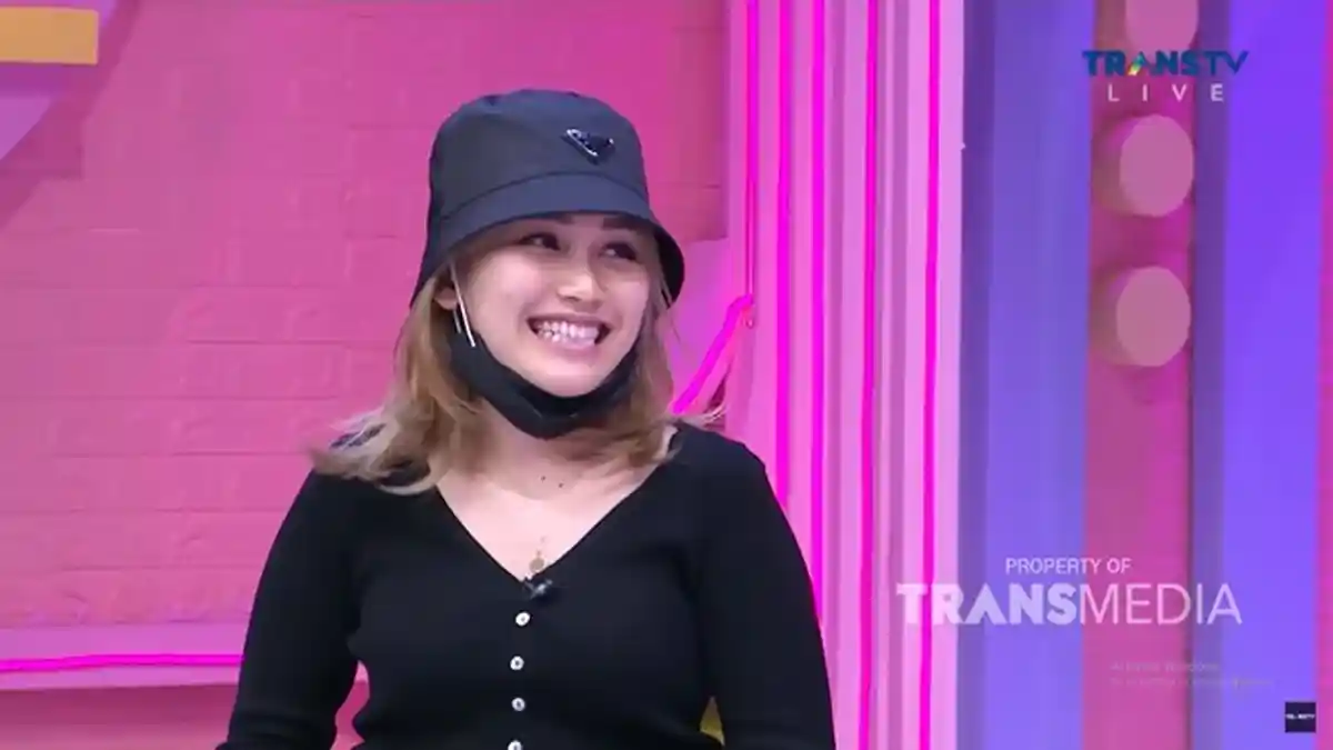 Datang Telat, Ayu Ting Ting Kaget Saat Diteriaki Ganti Host oleh Indy Barends