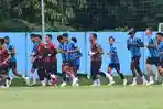 Para-pemain-Arema-FC-saat-menjalani-sesi-latihan-di-lapangan-ARG-Lawang-Malang1.jpg