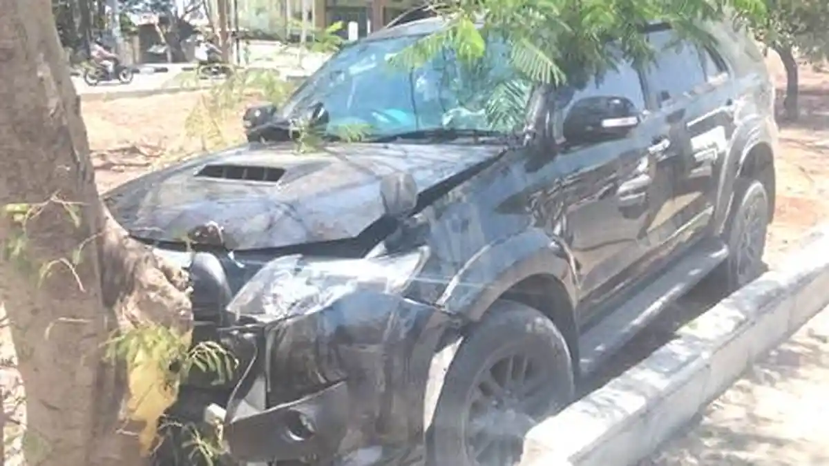 Mengemudi Mobil Saat Ngantuk, Isak Warga Kota Kupang Tabrak Separator Jalan