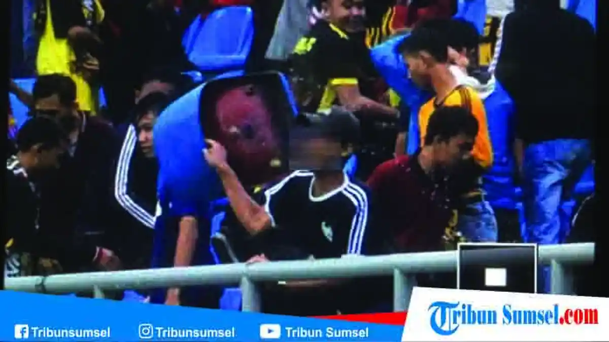 Oknum Suporter SFC Turun dari Tribun dan Bentangkan Spanduk Kritikan ke Manajemen