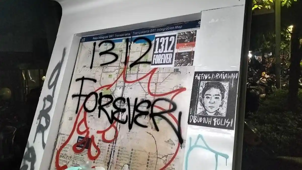 Halte Bus Trans Jakarta Jadi Korban Vandalisme Demonstran, Ada Tulisan '1312 Forever'