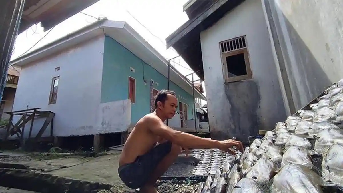 Cuaca Panas, Pengrajin Ikan Asin di Rantau Tapin Lancar Jalankan Usaha
