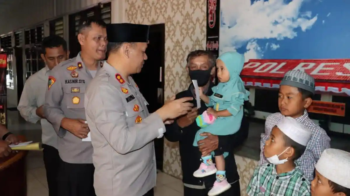 Sambut HUT Ke-71 Humas Polri, Kapolres Dairi Berikan Santunan Kepada Anak Yatim