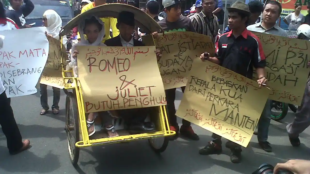 Demo Pencatat Nikah Ada yang Berdandan Pengantin