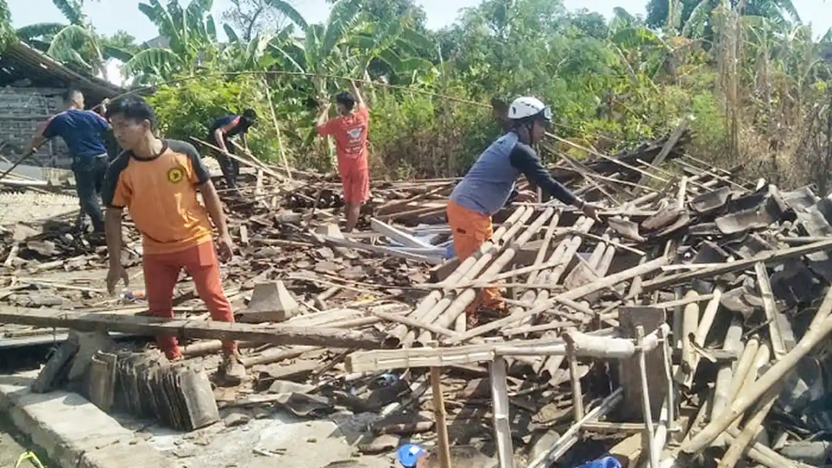 Belasan Rumah Roboh Akibat Puting Beliung saat Hujan Deras di Sukoharjo, Dua Warga Tertimpa Bangunan