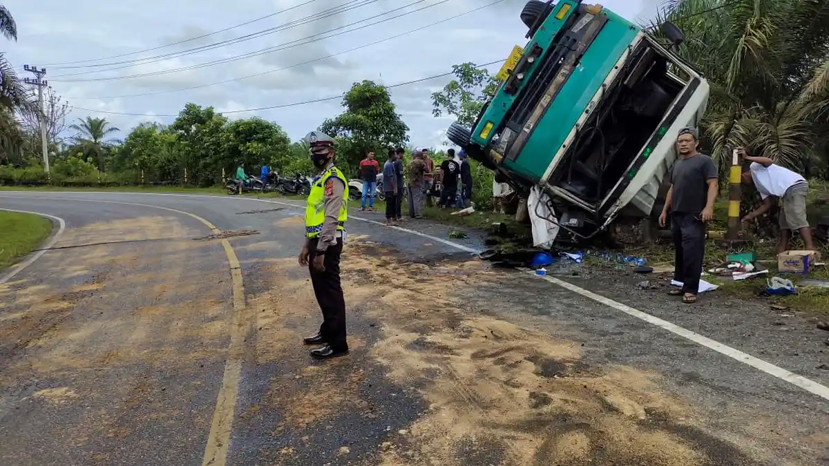 Mobil Tangki CPO Terjungkal di Nagan Raya, Minyak Tumpah ke Jalan