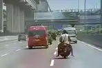 Pemotor-bonceng-tiga-nekat-masuk-tol-Cikampek.jpg