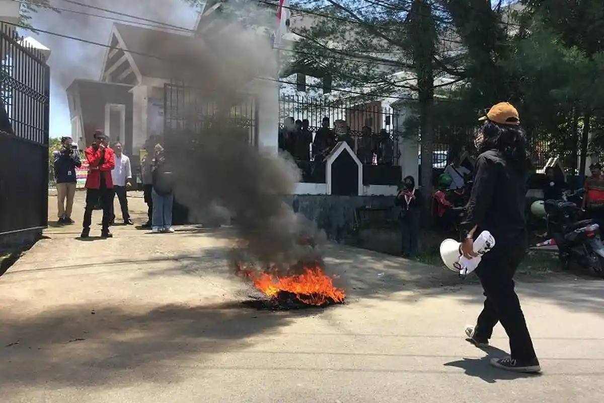 30 Anggota DPRD Mamuju Baru Sudah Dilantik Langsung Disambut Demo, Ini Tuntutannya