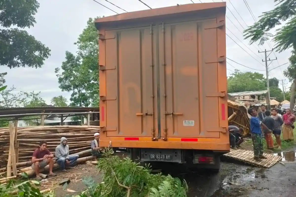 Truk Fuso Seruduk Pohon di Lombok Tengah Gara-gara Sopir Mengantuk 