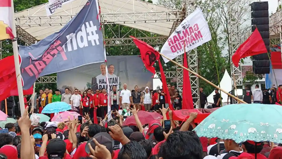 Ganjar Pranowo Tiba di Lapangan KONI Manado, Pendukung Teriak Menang
