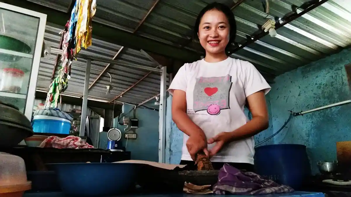 Ayah Sedang Sakit, Mahasiswi Cantik di Kudus Ini Tak Malu Berjualan di WM Nyantol