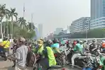 Puluhan-driver-ojol-mengikuti-demo-25-Agustus-di-depan-gedung-DPR-RI.jpg
