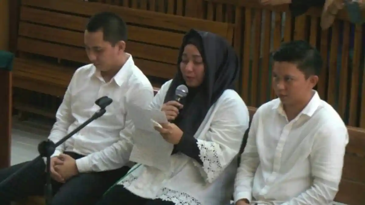 Suara Bos First Travel Terbata-bata Saat Bacakan Nota Pembelaan Pribadi, Tangannya Bergetar