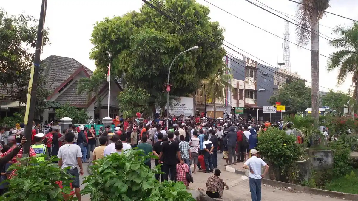 BREAKING NEWS : Datangi Panwaslu Gowa, Massa Wattunnami Tutup Jalan