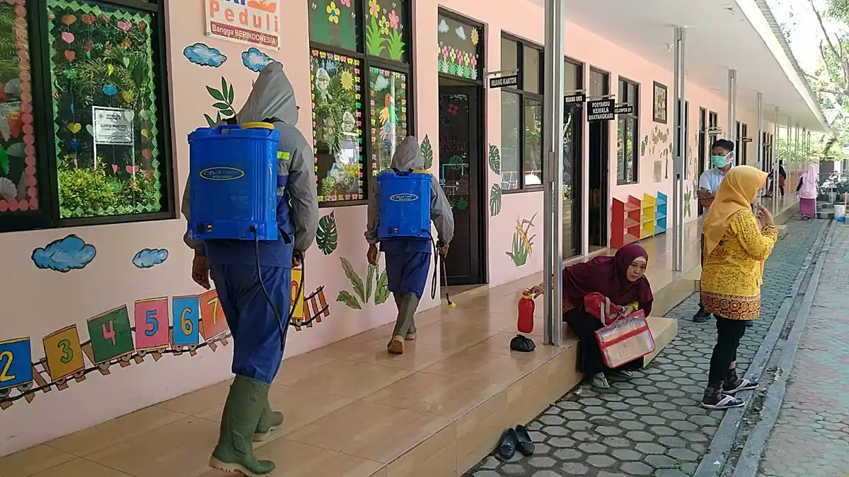 Cegah Penyebaran Virus Corona, Ruang Publik di Lingkungan Polres Indramayu Disemprot Disinfektan