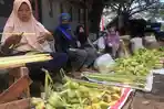 penjual-selongsong-ketupat-musiman-di-sekitar-pasar-bulu-semarang.jpg