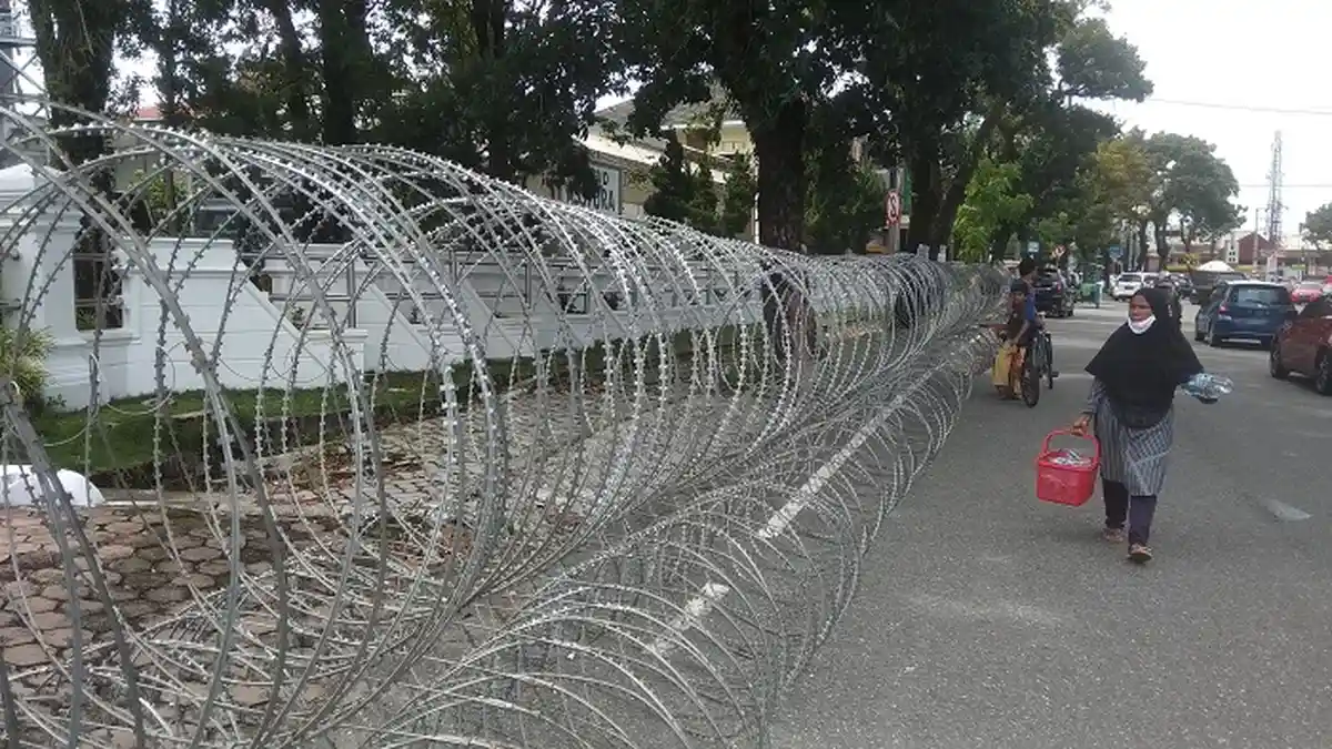 Antisipasi Aksi Tolak UU Omnibus Law, Gedung DPRD Sumbar Dipasang Kawat Berduri