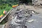 Jalur Nasional Trenggalek-Ponorogo Lumpuh Akibat Longsor dan Tertutup Batu Besar di KM 16