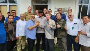 Safrizal-ZA-menyatukan-tangan-Rektor-USK-yang-lama-dan-baru.jpg