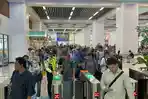 numpang-saat-mengantre-di-Stasiun-Whoosh-ketika-momen-libur-panjang.jpg