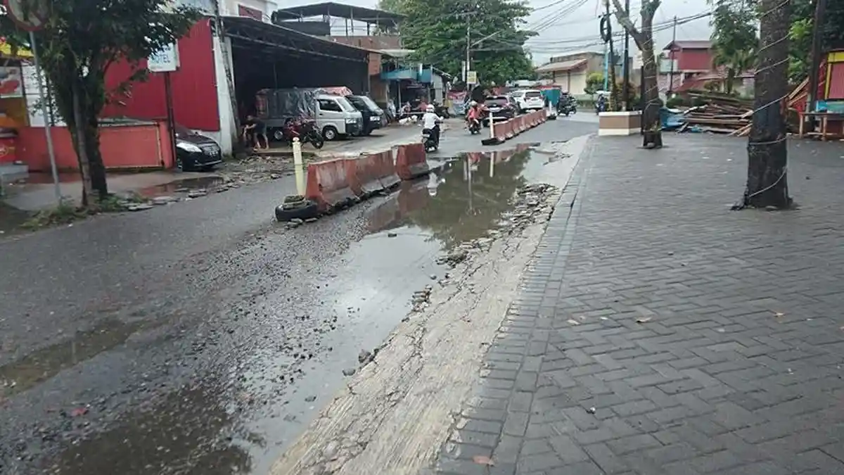 Jalan Berlubang di Kotamobagu Sulut Dikeluhkan Warga, Sering Terjadi Kecelakaan