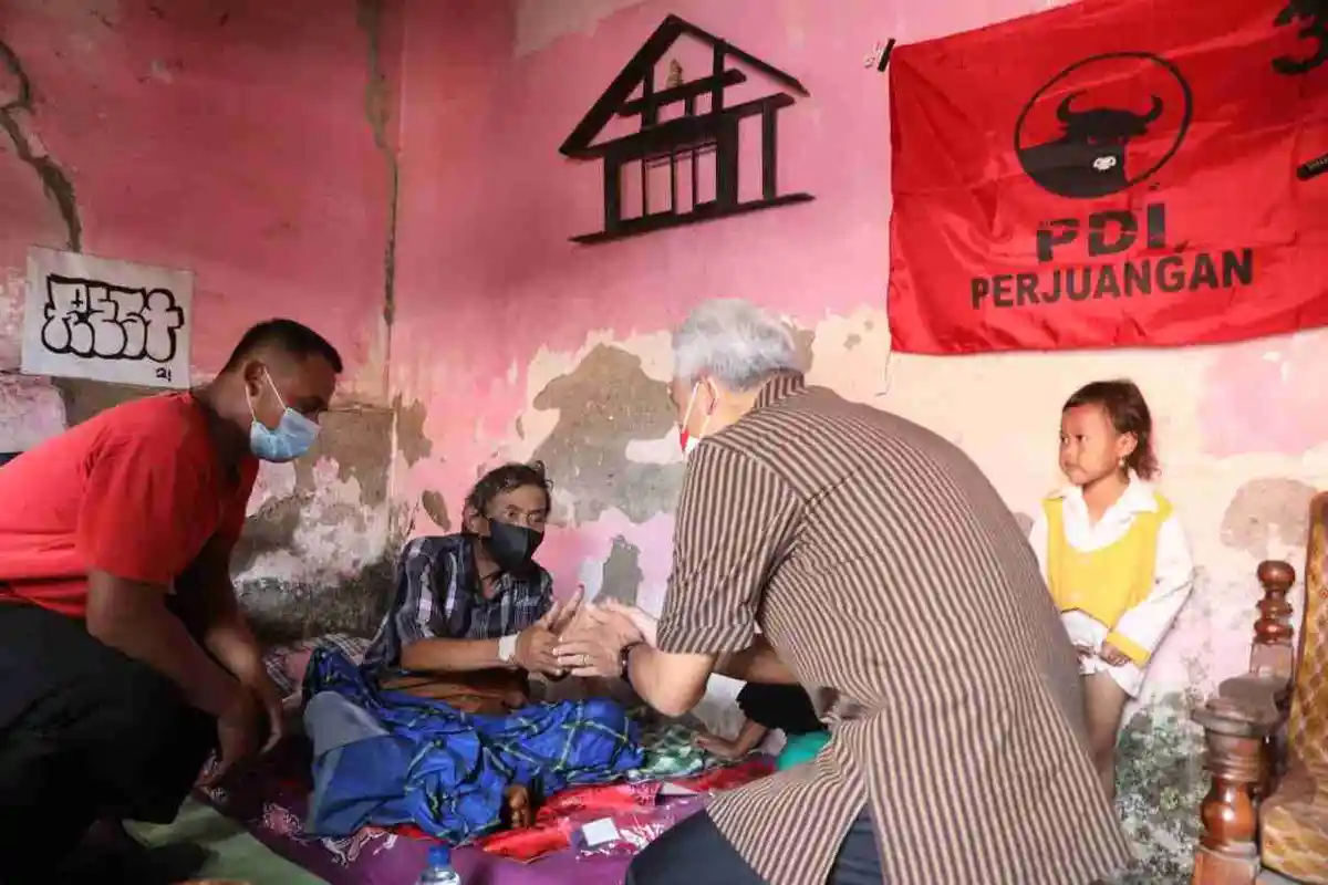 Atmo Sumringah Meski Lagi Sakit Saat Bertemu Ganjar, Jadi Penerima Bantuan RSLH di Brebes